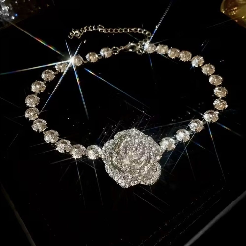🌹NEW Elegant & sparkling Crystal Embellished Silver & Crystal Rose Necklace 🌹